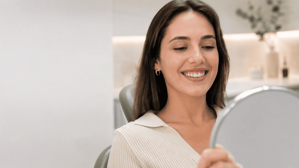 Mujer con sonrisa gingival leve en una consulta estética dental.