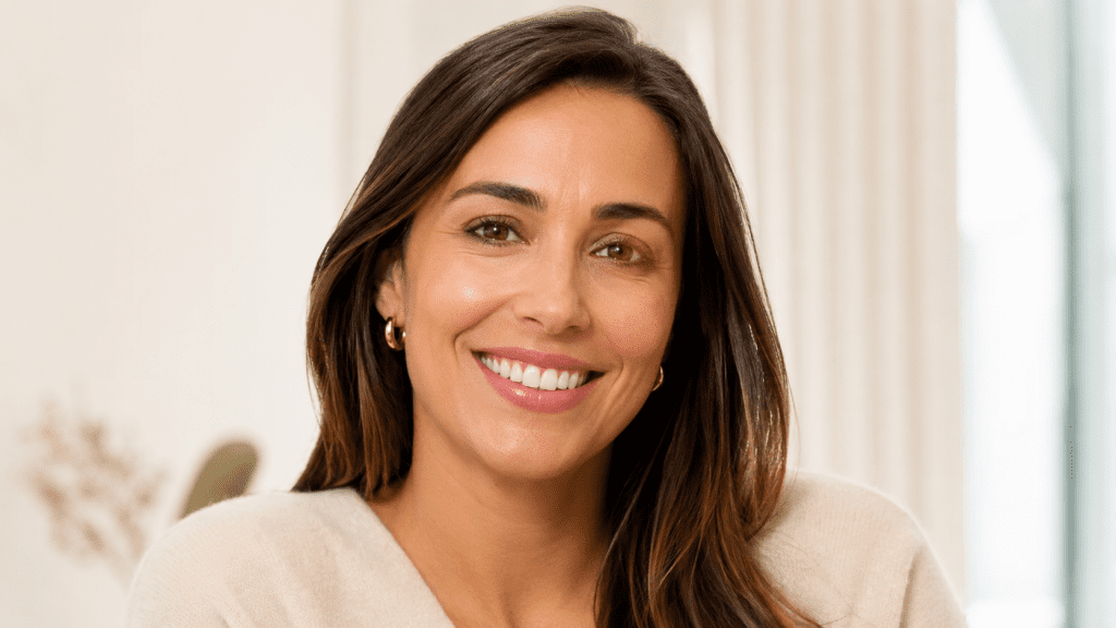 Mujer sonriendo de forma natural y expresiva.