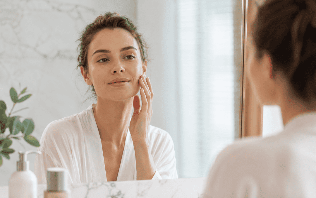 Mujer realizando una rutina de cuidado facial basada en el soft looksmaxxing saludable.