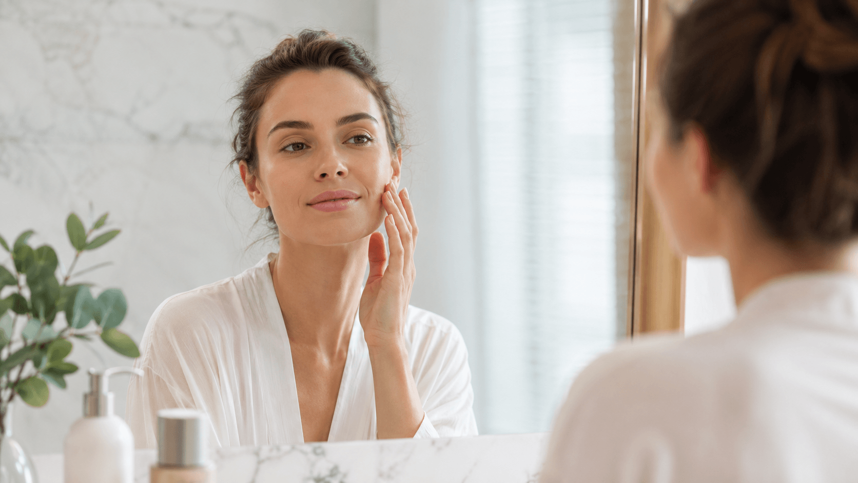 Soft looksmaxxing: cómo mejorar tu imagen desde la salud, sin caer en extremos 1 Mujer realizando una rutina de cuidado facial basada en el soft looksmaxxing saludable.